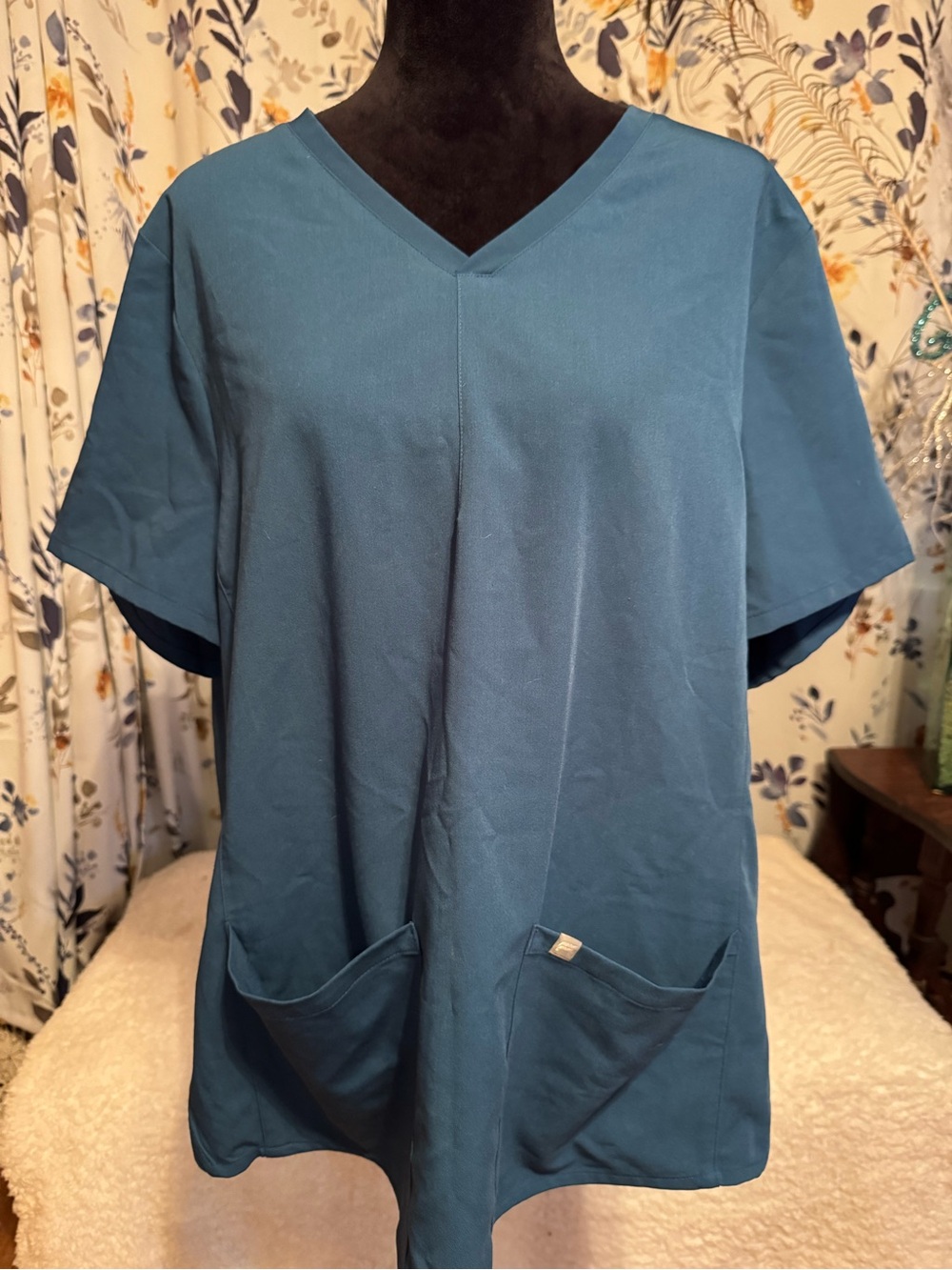 Fabletics Ladies Teal V-Neck Short Sleeve Scrub Top with Front Pockets